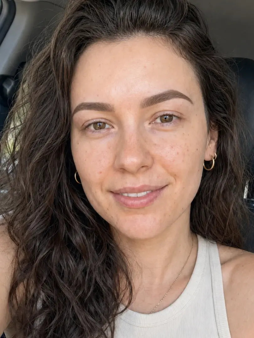 Same woman after using the Looma eyebrow stamp.